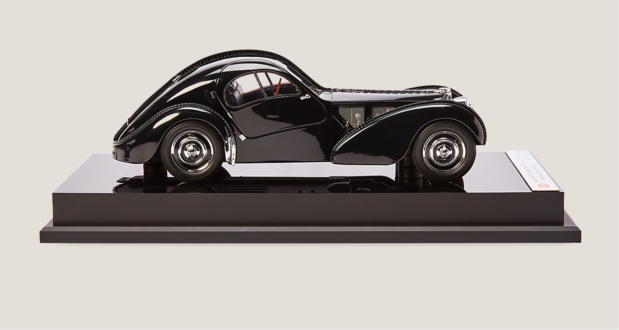 <span>El volante del interior del Bugatti Type 57SC Atlantic Coupe de 1938 es de madera aut&eacute;ntica y presenta un patr&oacute;n de vetas m&aacute;s finas</span><br/><a href="https://www.ralphlauren.com/home-decor-decorative-accessories/bugatti-57sc-atlantic-coupe/453609.html?dwvar453609_colorname=Black" target="_blank" class="rlc-linecta rlc-lineplay"><span>SHOP NOW</span></a>
