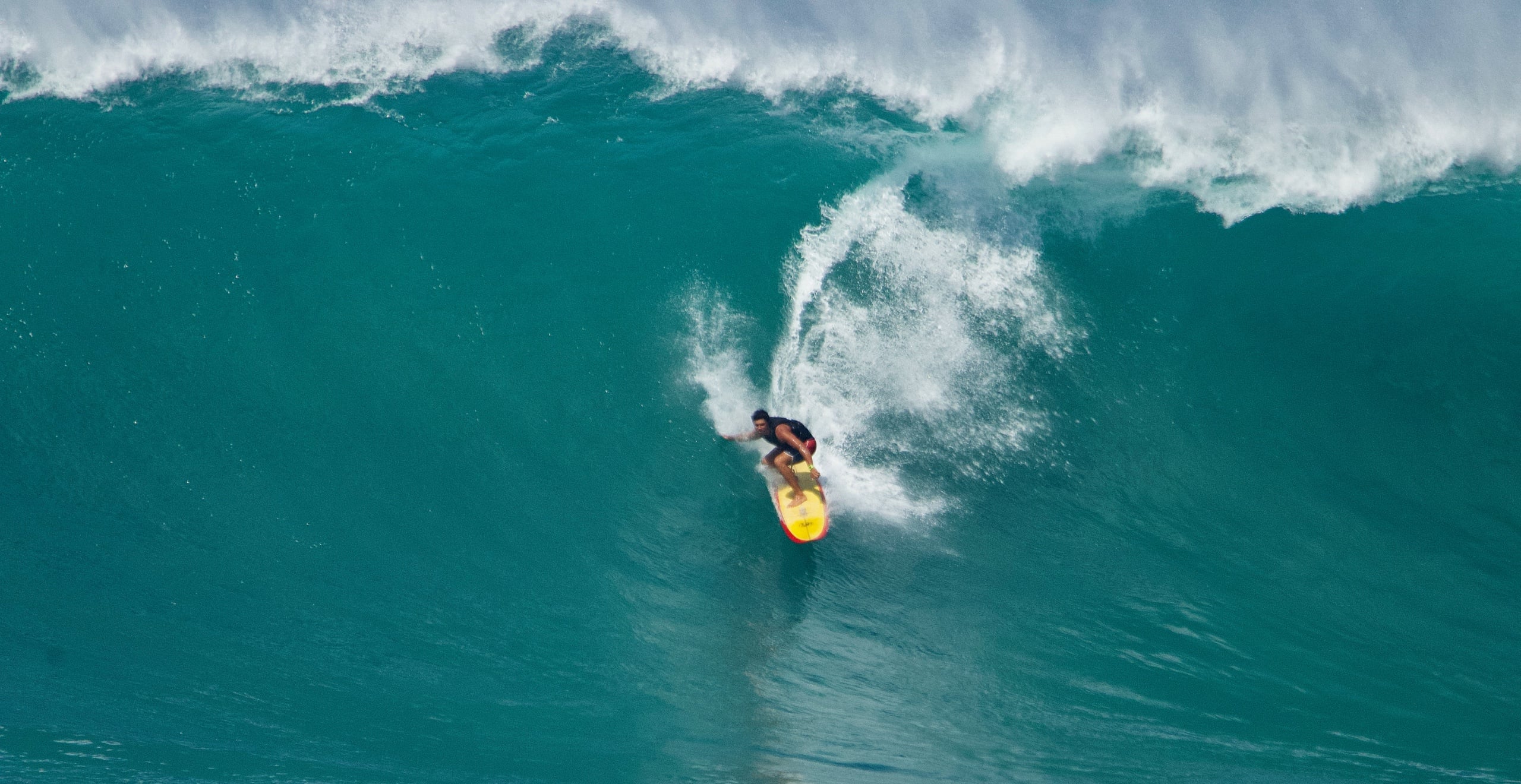 Hopena no solo es un experto con la canoa, tambi&eacute;n sobresale como surfista de olas gigantes, y nos comenta que ambas habilidades est&aacute;n relacionadas. &laquo;Ese respeto por el agua, esa capacidad de mantener la calma en momentos de estr&eacute;s e incluso de interpretar el mar: es lo mismo.&raquo;