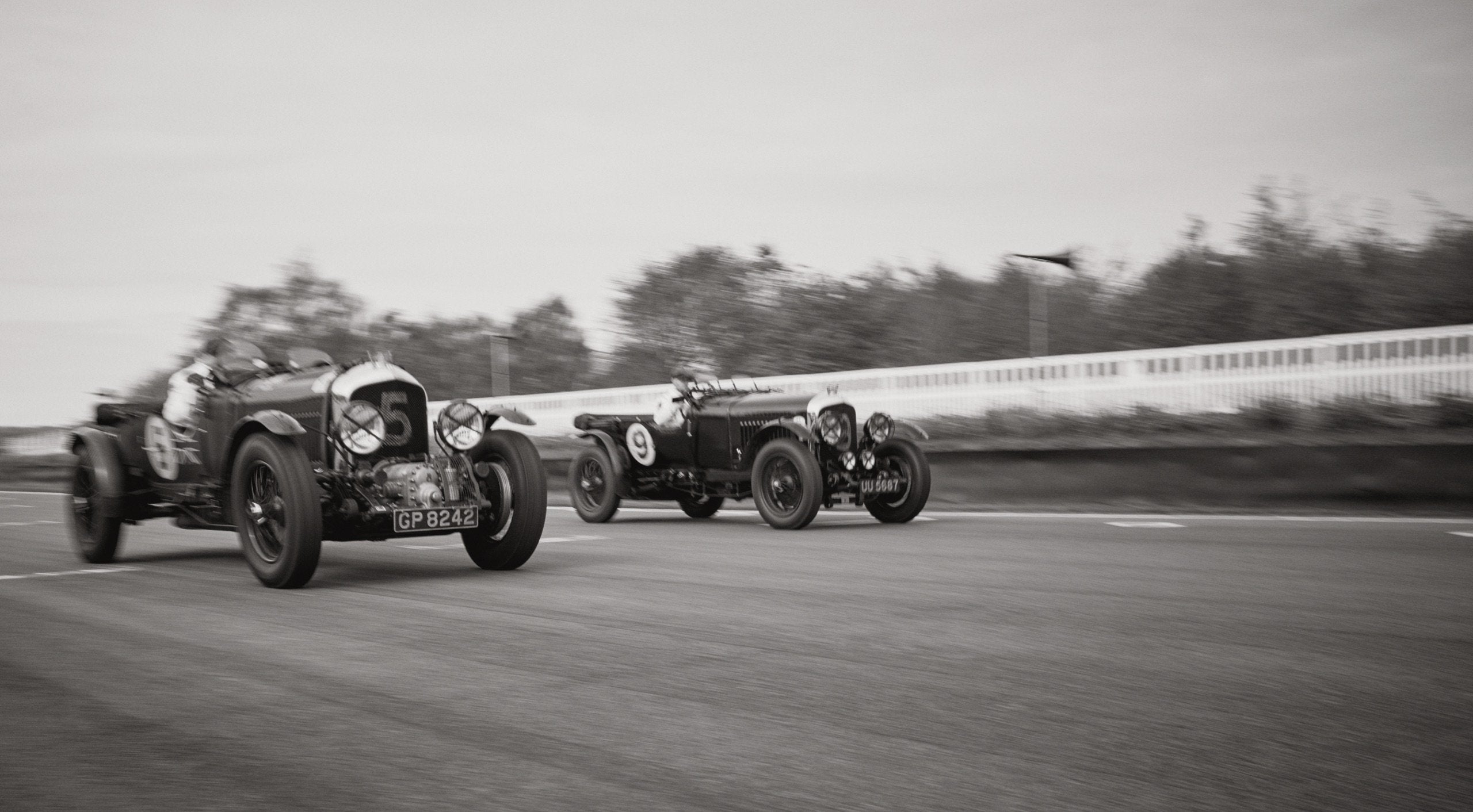<strong>IN SITU</strong><br/><span>Esta temporada de Polo Originals, inspirada en la &eacute;poca dorada del Gran Premio de automovilismo, se ha fotografiado en el Circuito de Goodwood, situado en West Sussex, en la finca de 12 000 acres de Goodwood. El circuito es conocido por albergar prestigiosos eventos automovil&iacute;sticos, como el famoso Festival of Speed y el Revival. </span> <br/><rlmag_link href="https://www.ralphlauren.es/es/search?cgid=brands-prl-tough-and-refined-cg"><button class="shop-collection">VER LA COLECCI&Oacute;N</button></rlmag_link>