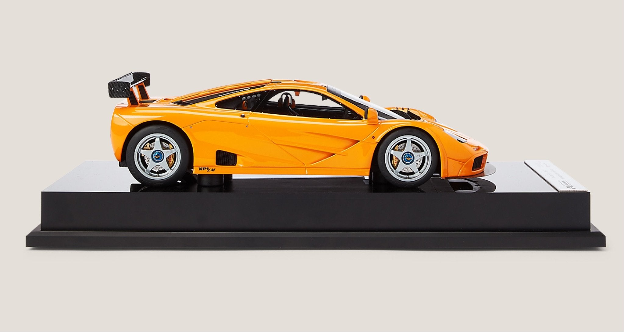 <span>El equipo de Amalgam se bas&oacute; en fotograf&iacute;as detalladas para conseguir el color y brillo del superdeportivo F1 McLaren de 1996 de Ralph Lauren, el primer coche compuesto en su totalidad de carbono y uno de los coches de serie m&aacute;s r&aacute;pidos del mundo </span><br/><a href="https://www.ralphlauren.com/home-decor-decorative-accessories/mclaren-f1-lm/588326.html?dwvar588326_colorname=Orange" target="_blank" class="rlc-linecta rlc-lineplay"><span>SHOP NOW</span></a>