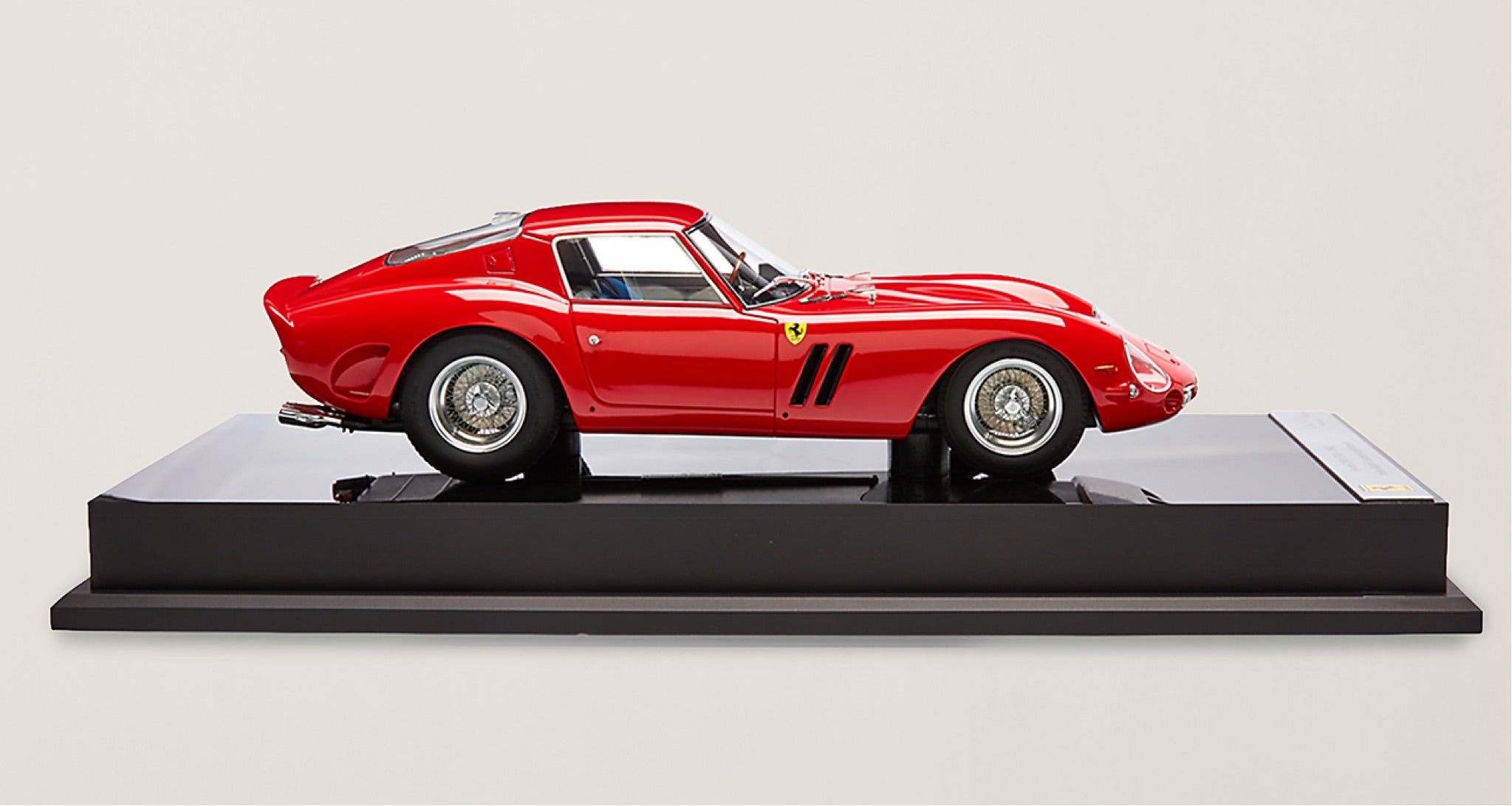 <span>&laquo;Me enamor&eacute; del Ferrari la primera vez que lo conduje&raquo;, afirma Ralph Lauren. Su Ferrari 250 GTO de 1962 es uno de los dise&ntilde;os m&aacute;s c&eacute;lebres de Sergio Scaglietti. </span><br/><a href="https://www.ralphlauren.com/home-decor-decorative-accessories/ferrari-250-gto/453618.html?dwvar453618_colorname=Red" target="_blank" class="rlc-linecta rlc-lineplay"><span>SHOP NOW</span></a>
