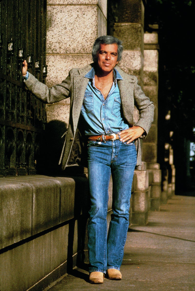 Ralph Lauren luce su ic&oacute;nica chaqueta de tweed en la Quinta Avenida, en 1978
