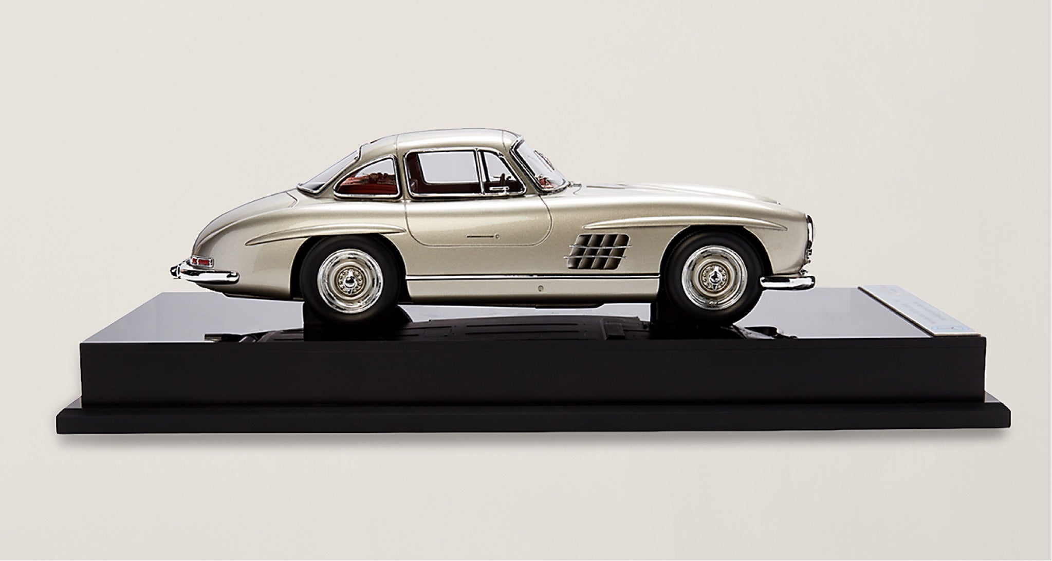 <span>El Mercedes Benz 300 SL Coupe Gullwing de 1955 fue el coche de serie m&aacute;s r&aacute;pido de su &eacute;poca y el primero en inyectar el combustible directamente en los cilindros para alcanzar una velocidad m&aacute;xima de 260 km por hora</span><br/><a href="https://www.ralphlauren.com/home-decor-decorative-accessories/mercedes-benz-gullwing-coupe/453620.html?dwvar453620_colorname=Silver" target="_blank" class="rlc-linecta rlc-lineplay"><span>SHOP NOW</span></a>