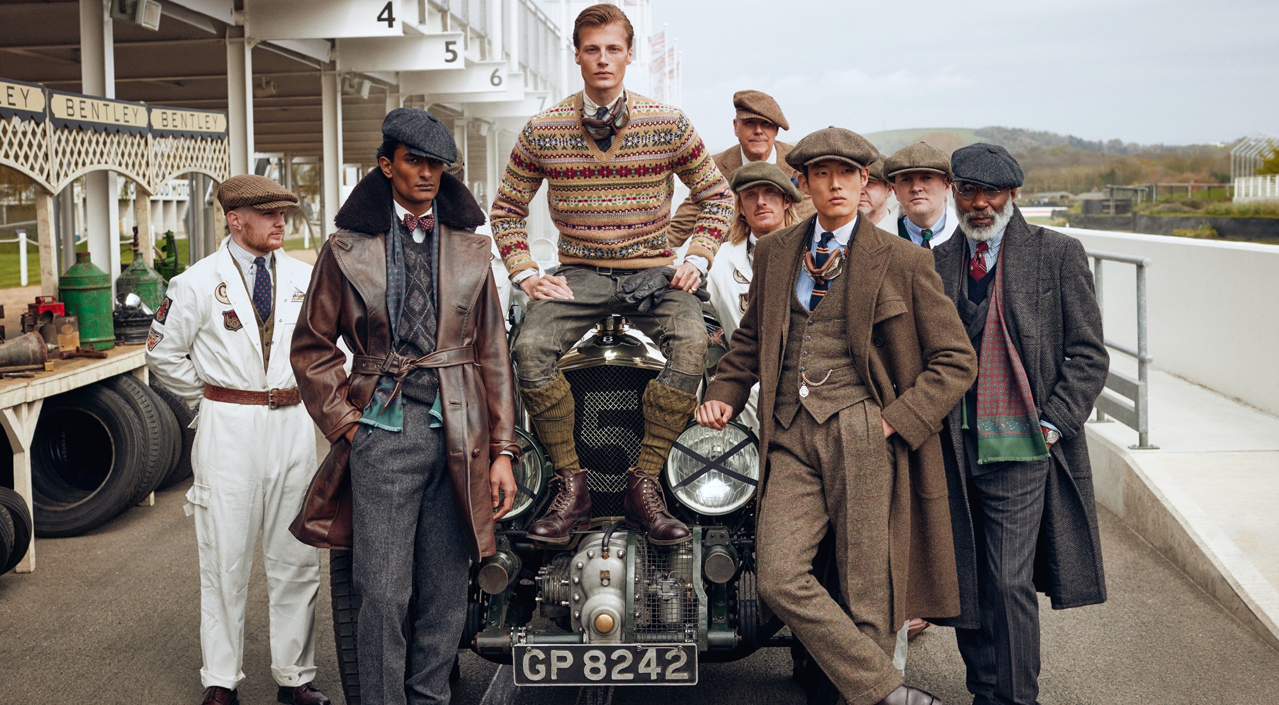 <strong>EL SET DE FOTOGRAF&Iacute;A</strong><br/><span>Esta temporada de Polo Originals, inspirada en la &eacute;poca dorada del Gran Premio de automovilismo, se ha fotografiado en el circuito Goodwood de automovilismo, situado en West Sussex, en la finca Goodwood de casi 5000 hect&aacute;reas. El circuito es conocido por albergar prestigiosos eventos automovil&iacute;sticos, como el famoso Festival of Speed y el Revival</span> <br/><rlmag_link href="https://www.ralphlauren.es/es/search?cgid=brands-prl-tough-and-refined-cg"><button class="shop-collection">Shop the Story</button></rlmag_link>