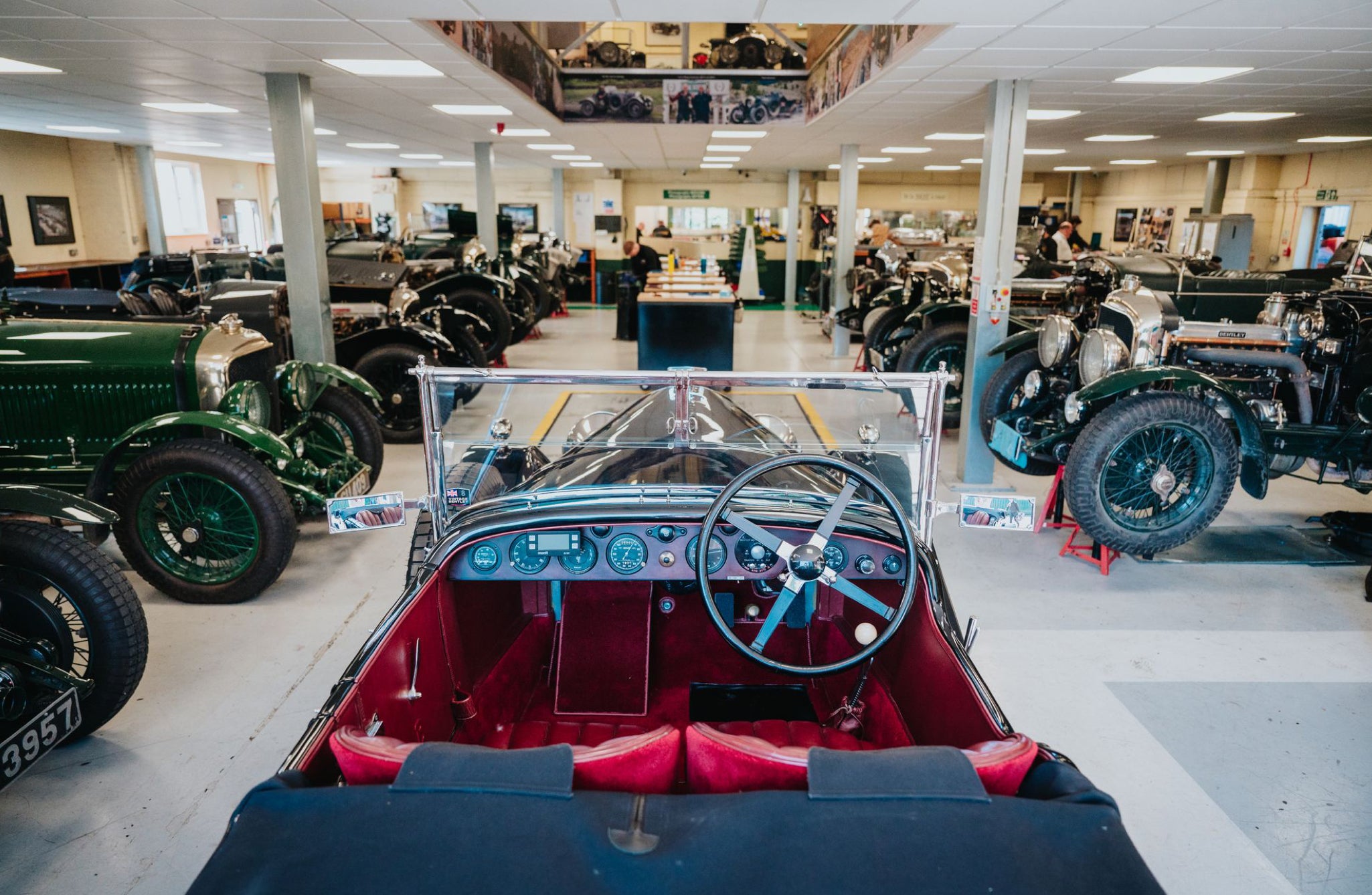 <strong>LA GRAN REPARACI&Oacute;N</strong><br/><span>En el impecable taller de Vintage Bentley, en el que los mec&aacute;nicos solo utilizan herramientas originales o r&eacute;plicas hechas por la propia empresa. &iquest;Le ha resultado complicado encontrar todo lo que necesitaba? &laquo;Bueno, solo me ha llevado unos 28 a&ntilde;os&raquo;, dice el fundador, William Medcalf</span>