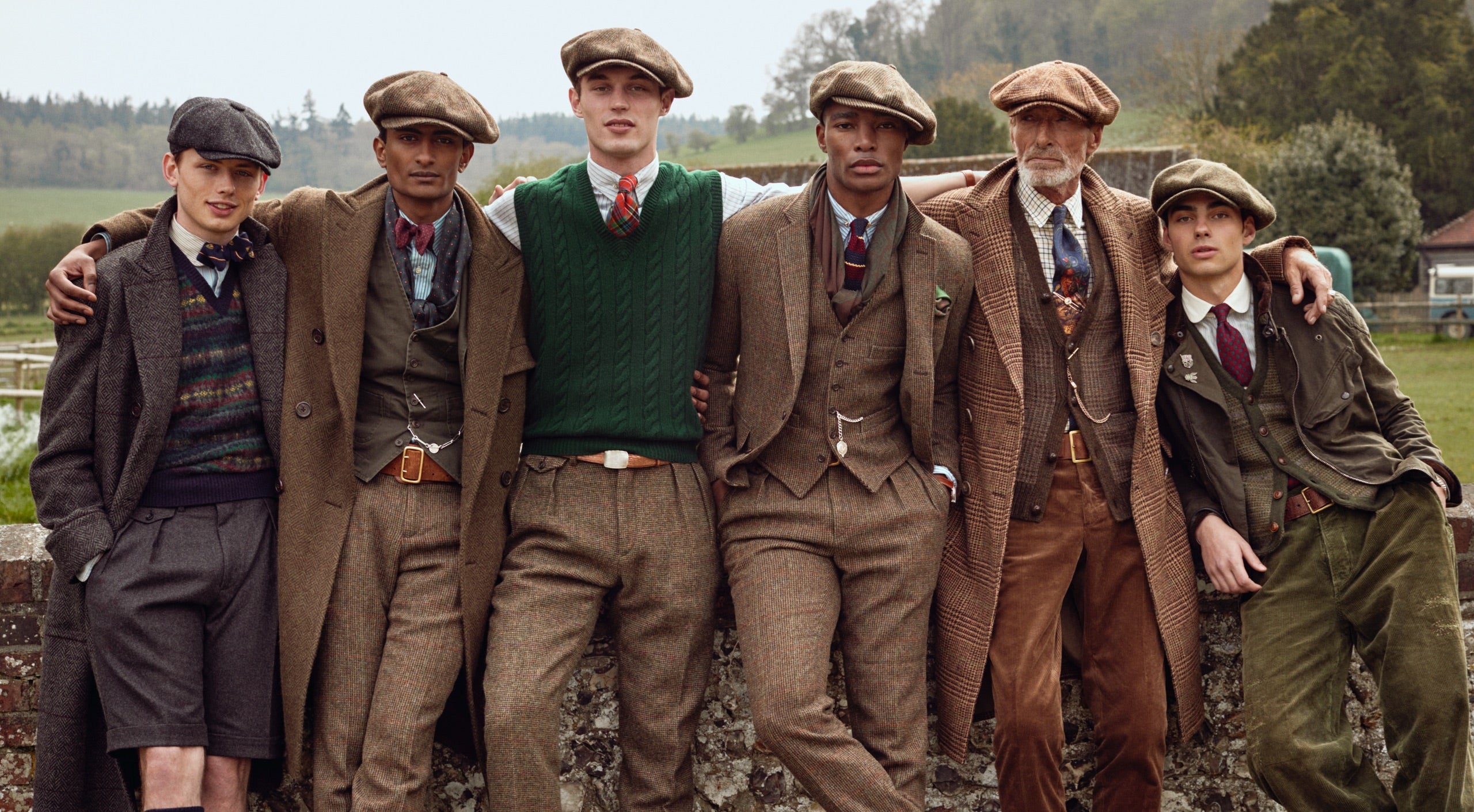 <strong>IN SITU</strong><br/><span>Esta temporada de Polo Originals, inspirada en la &eacute;poca dorada del Gran Premio de automovilismo, se ha fotografiado en el Circuito de Goodwood, situado en West Sussex, en la finca de 12 000 acres de Goodwood. El circuito es conocido por albergar prestigiosos eventos automovil&iacute;sticos, como el famoso Festival of Speed y el Revival. </span> <br/><rlmag_link href="https://www.ralphlauren.es/es/search?cgid=brands-prl-tough-and-refined-cg"><button class="shop-collection">VER LA COLECCI&Oacute;N</button></rlmag_link>