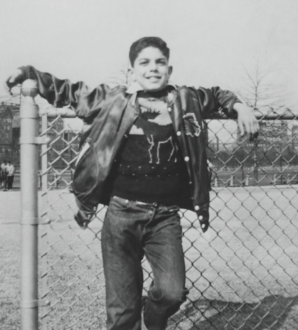 Ralph Lauren posa para una foto en el Bronx en 1955 