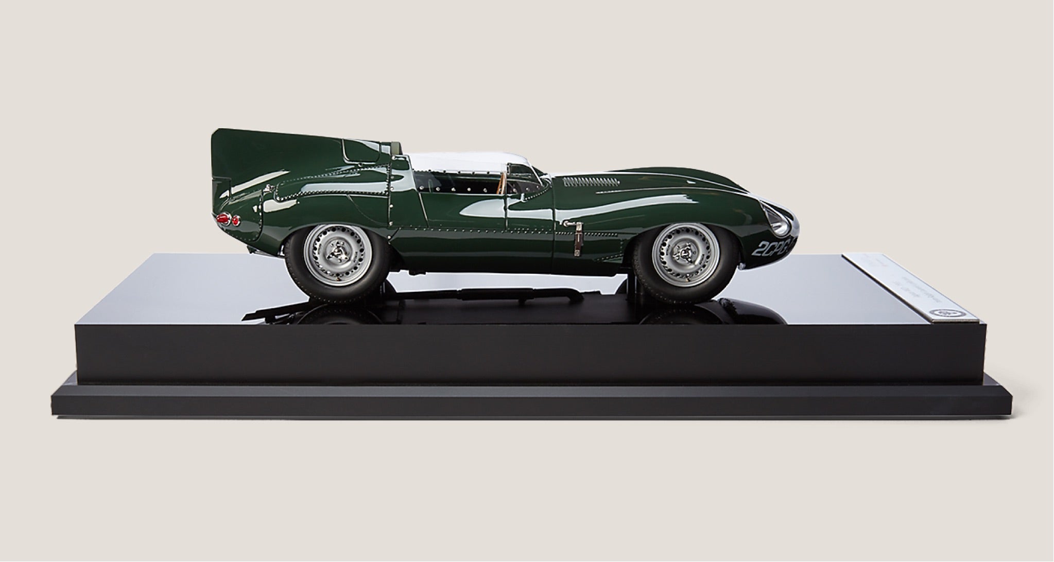 <span>El Jaguar XKD de 1955 de morro largo conquist&oacute; Le Mans ese a&ntilde;o, la primera de tres victorias seguidas del D-Type en la carrera m&aacute;s famosa e importante del mundo</span><br/><a href="https://www.ralphlauren.com/home-decor-decorative-accessories/1955-jaguar-xkd/453615.html?dwvar453615_colorname=Green" target="_blank" class="rlc-linecta rlc-lineplay"><span>SHOP NOW</span></a>