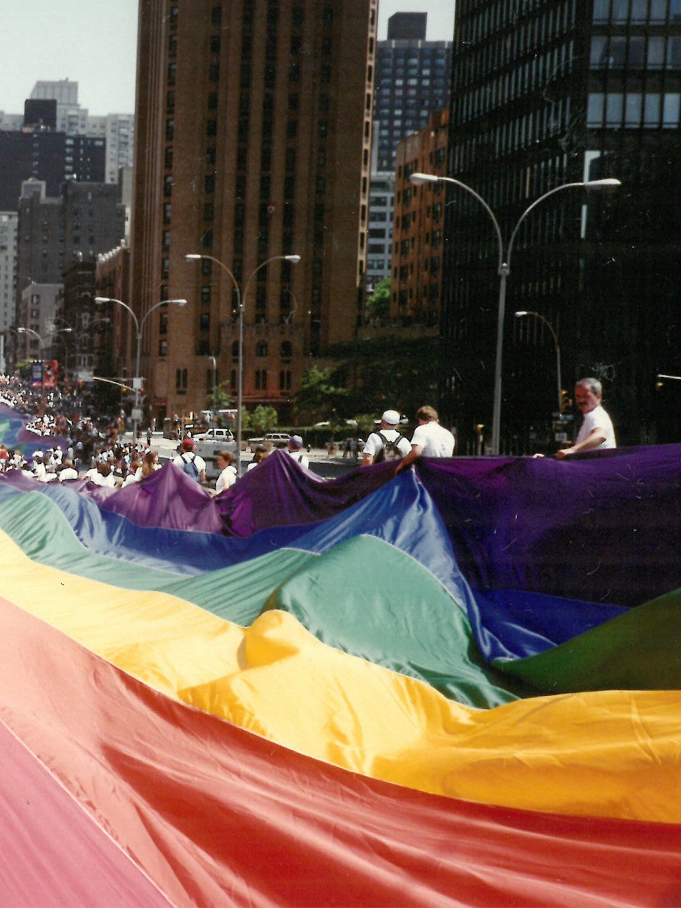Exhibición de una versión de la bandera de una milla de longitud (1,6 kilómetros) en la Primera Avenida de Nueva York para conmemorar el 25.º aniversario de los disturbios de Stonewall